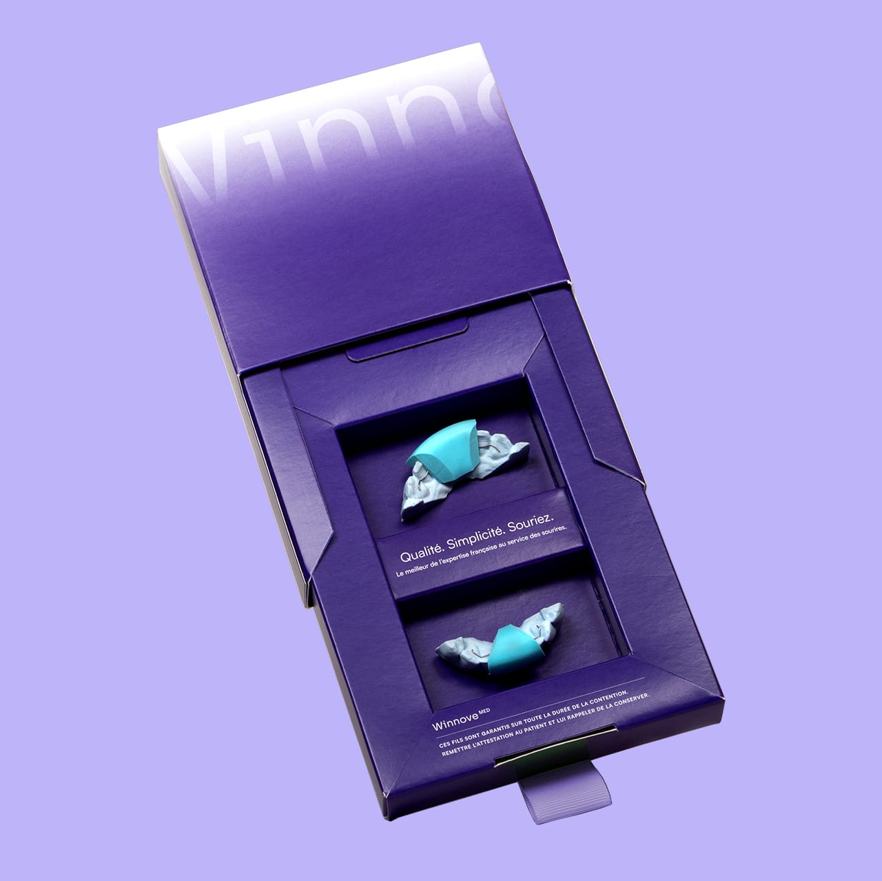 Boîtier violet contenant deux contentions orthodontiques Winnove MED, présenté dans un emballage en carton